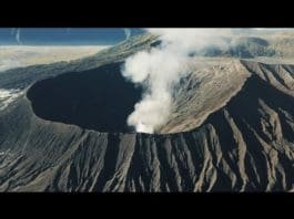 Gunung Merapi di Indonesia memuntahkan awan abu panas
