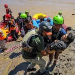 Indonesia sedang mencari ratusan orang yang hilang akibat banjir mematikan