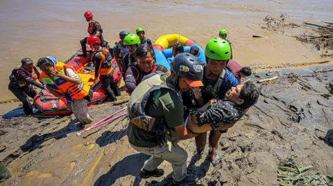Indonesia sedang mencari ratusan orang yang hilang akibat banjir mematikan