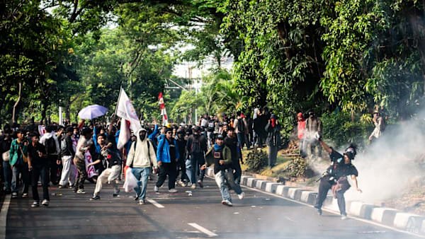 Para demonstran di Indonesia mengecam tunjangan perumahan bulanan baru sebesar US$3.000 untuk anggota DPR, yang membelanya dengan menyebutnya sebagai "telah dihitung dengan cermat"