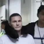 Rekaman terbaru memperlihatkan bos geng asal Skotlandia, Steven Lyons, digiring melintasi bandara setelah dideportasi dari Bali