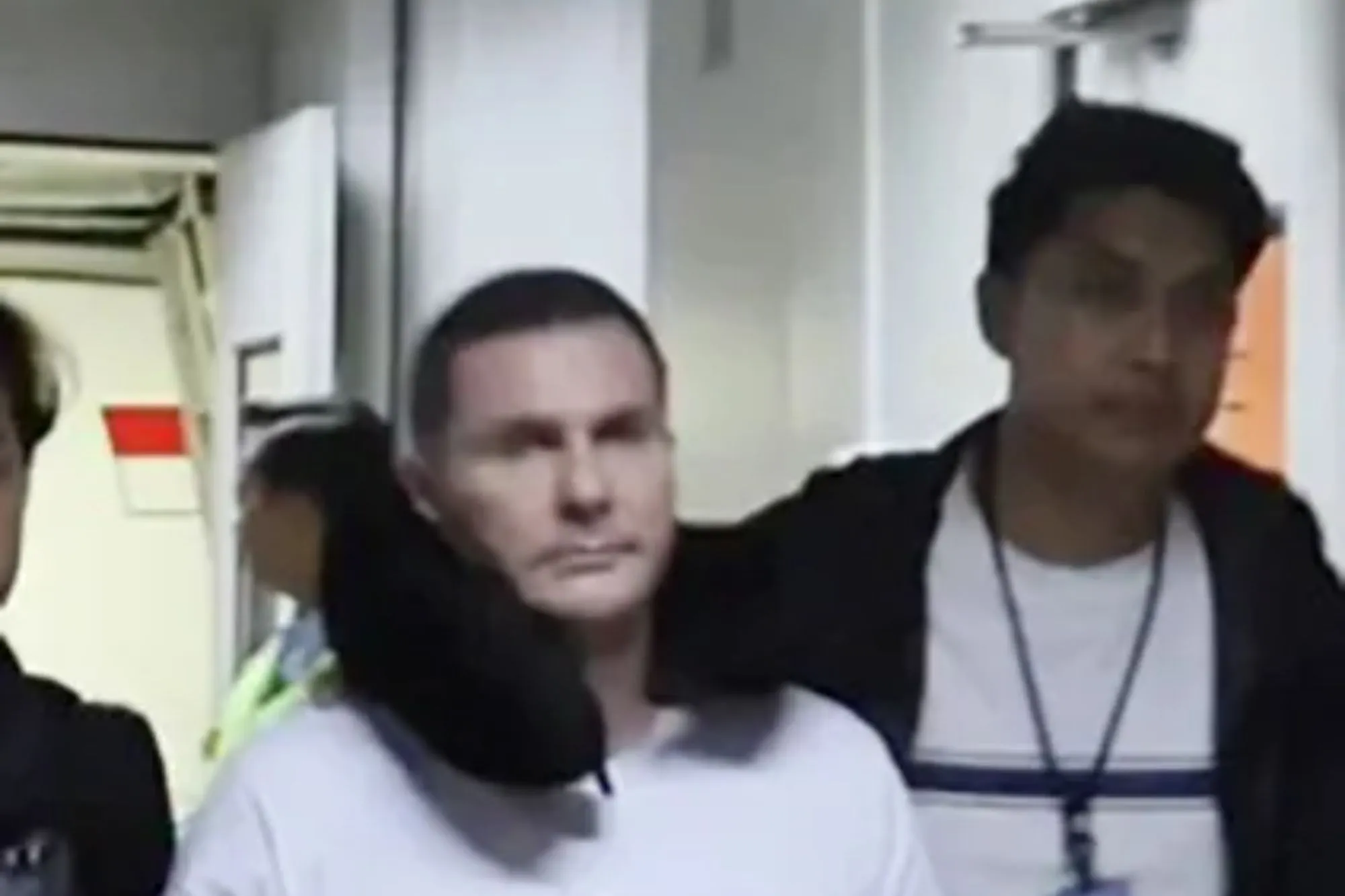 Rekaman terbaru memperlihatkan bos geng asal Skotlandia, Steven Lyons, digiring melintasi bandara setelah dideportasi dari Bali