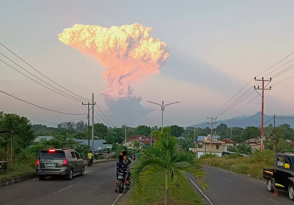 Gunung Lewotobi Laki-laki di Indonesia meletus, tingkat siaga dinaikkan ke level tertinggi