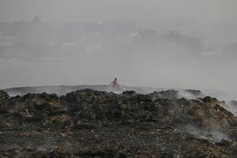 Indonesia menyatakan kebakaran di tempat pembuangan sampah dekat Jakarta telah dipadamkan
