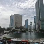 Kekhawatiran akan kejahatan di Jakarta meningkat, namun pelemahan nilai tukar rupiah membuat warga Singapura tetap berdatangan untuk berbelanja dan menikmati kuliner