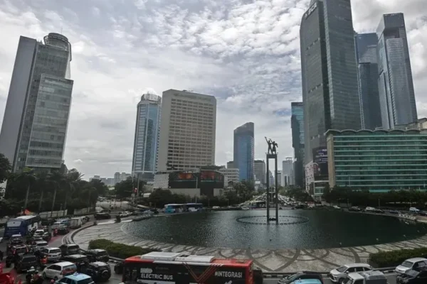 Kekhawatiran akan kejahatan di Jakarta meningkat, namun pelemahan nilai tukar rupiah membuat warga Singapura tetap berdatangan untuk berbelanja dan menikmati kuliner