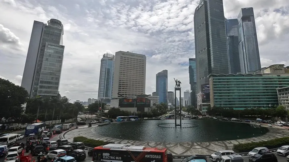 Kekhawatiran akan kejahatan di Jakarta meningkat, namun pelemahan nilai tukar rupiah membuat warga Singapura tetap berdatangan untuk berbelanja dan menikmati kuliner