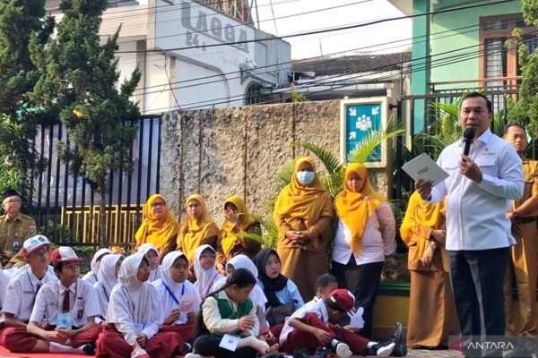 Para ayah di Indonesia didorong untuk mendukung anak-anak mereka di sekolah