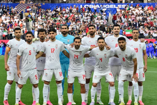 Sepak bola mengalahkan politik saat warga Iran bersatu mendukung tim mereka di Piala Dunia