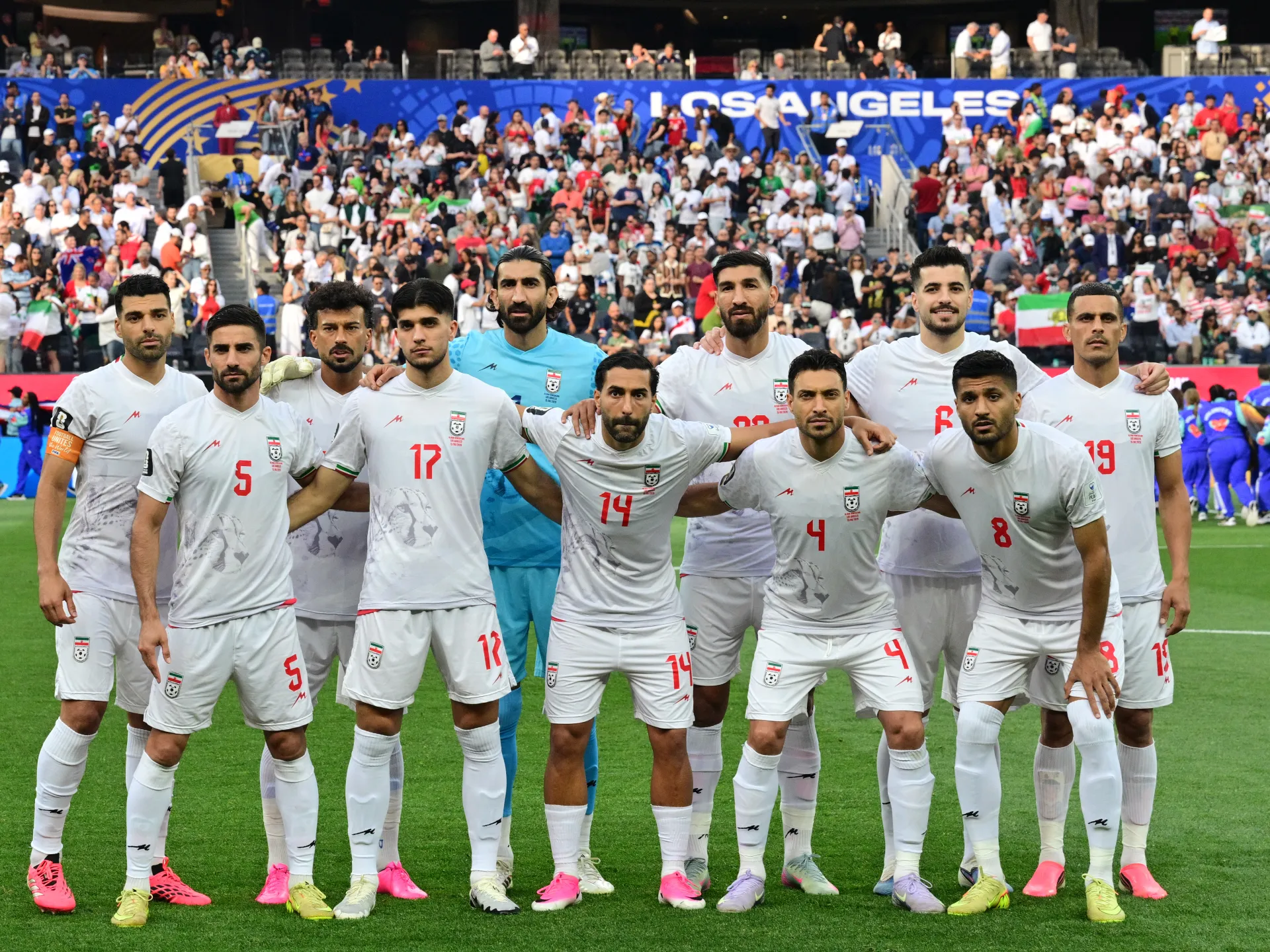 Sepak bola mengalahkan politik saat warga Iran bersatu mendukung tim mereka di Piala Dunia