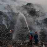 Tumpukan sampah di Indonesia telah terbakar selama lebih dari seminggu