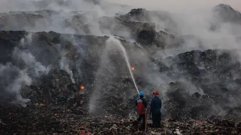Tumpukan sampah di Indonesia telah terbakar selama lebih dari seminggu
