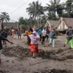 Warga yang tinggal di kawasan yang terancam oleh gunung berapi di Indonesia bersiap menghadapi kehancuran