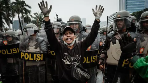 Anggota DPR Indonesia mendapat tunjangan tambahan beberapa minggu setelah protes keras terkait fasilitas tersebut