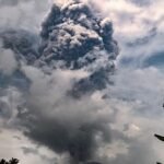 Gunung Ibu di Indonesia meletus kembali, memuntahkan lava panas dan kolom asap
