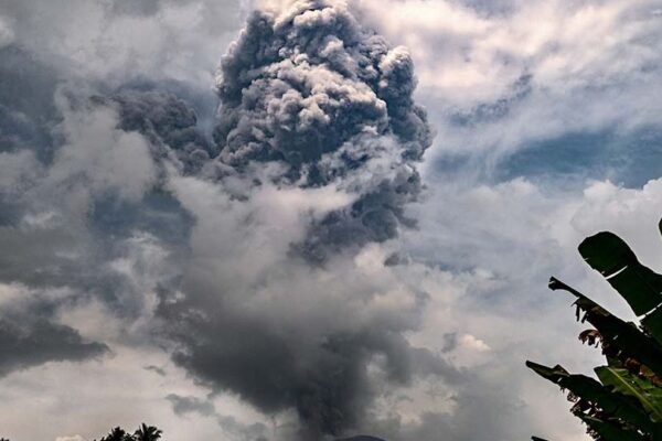 Gunung Ibu di Indonesia meletus kembali, memuntahkan lava panas dan kolom asap