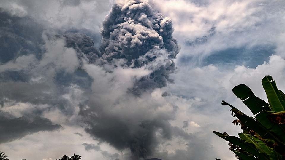 Gunung Ibu di Indonesia meletus kembali, memuntahkan lava panas dan kolom asap