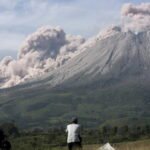 Gunung Sinabung di Indonesia kembali memuntahkan semburan abu panas