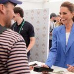 Judul berita di surat kabar: 'Bar-bar Piala Dunia ramai' dan 'Kate menjadi pusat perhatian'