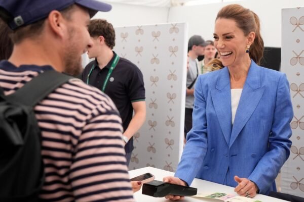 Judul berita di surat kabar: 'Bar-bar Piala Dunia ramai' dan 'Kate menjadi pusat perhatian'