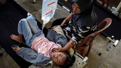 Kasus keracunan makanan dan aksi protes di Indonesia menguji tahun pertama masa jabatan Prabowo