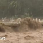 Momen saat sungai di Indonesia meluap akibat hujan lebat