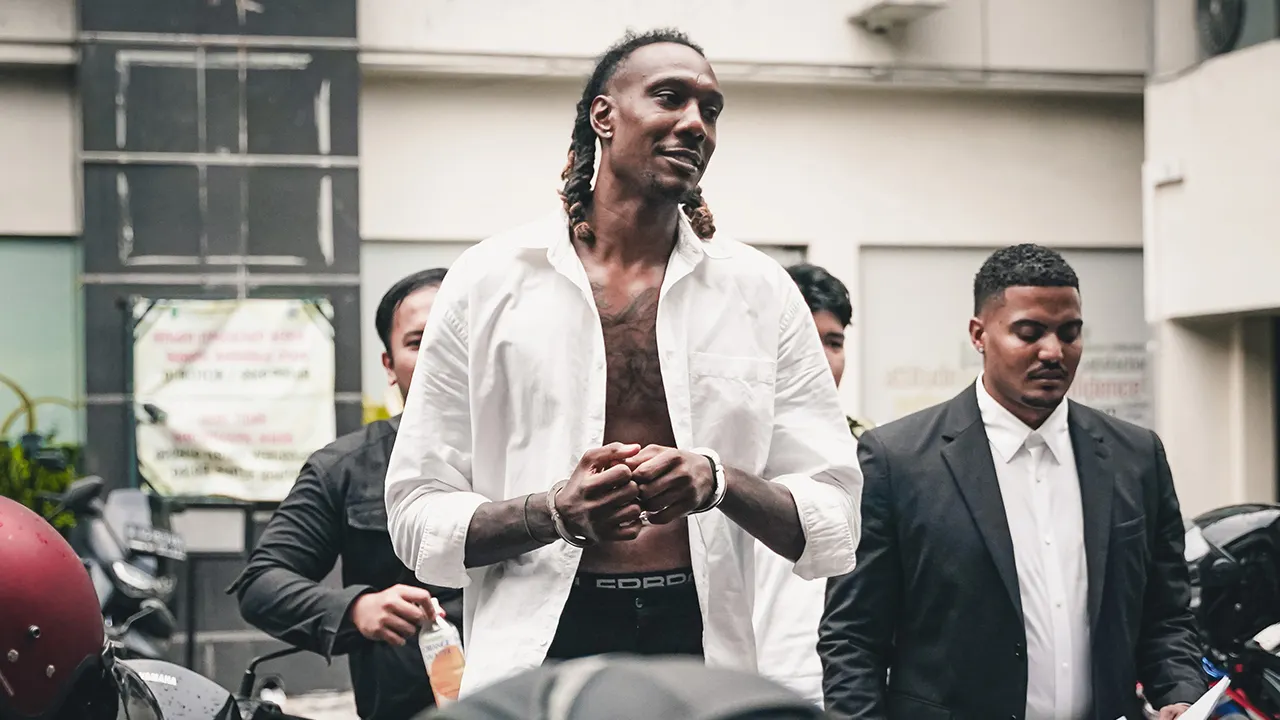 Pemain bola basket Amerika Serikat, Jarred Shaw, berharap terjadi 'keajaiban' di penjara Indonesia seiring memburuknya kondisi kesehatannya
