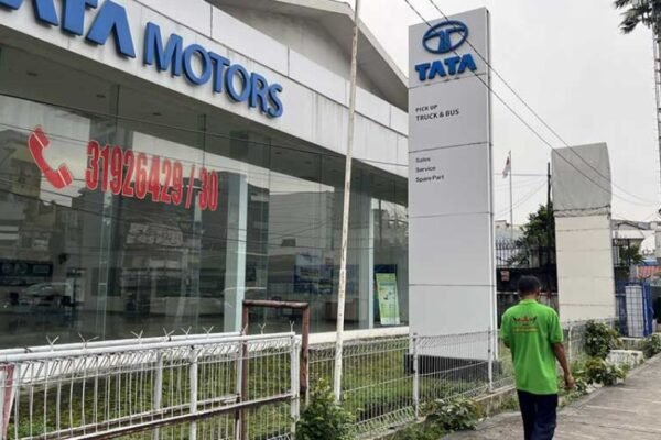 Pemerintah Indonesia berada di bawah tekanan untuk menghentikan impor kendaraan asal India