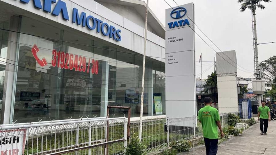 Pemerintah Indonesia berada di bawah tekanan untuk menghentikan impor kendaraan asal India