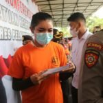 Polisi Indonesia memindahkan selebriti transgender ke sel khusus